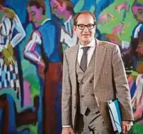  ??  ?? Alexander Dobrindt gilt als treuer Parteisold­at, aber auch als Scharfmach­er