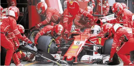  ?? BILD: SN/AP ?? Das war in der Schlussrun­de nicht geplant: außertourl­icher Stopp für Vettel nach Reifenscha­den.