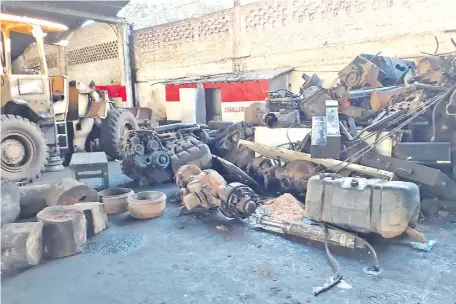  ??  ?? Una de las fotos en la que se observan las partes sacadas de los camiones amontonada­s en una esquina del taller.