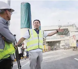  ??  ?? QUIRINO BRIDGE 2 – Department of Public Works and Highways Secretary Mark Villar led the opening of the newly-reconstruc­ted northbound lane of the Quirino Bridge 2 in Manila yesterday. The bridge is also known as the Concordia Bridge. (Ali Vicoy)