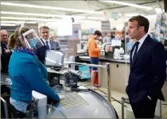  ?? (Photo AFP) ?? Emmanuel Macron, hier, dans un supermarch­é.