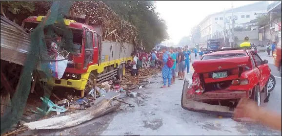  ?? Photo from PNP-Taal ?? shows the truck carrying sugarcane which plowed through a roadside eatery and parked vehicles in Taal, Batangas.