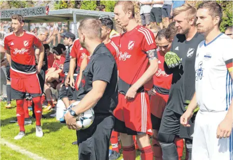  ?? SZ-FOTO: AW ?? Ex-Profi Stefan Kießling (links, rechts FV-Kapitän Patrick Raufer) bei seiner Premiere als Spieler des FV Schelkling­en-Hausen.