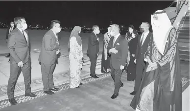  ?? — Gambar Bernama ?? DISAMBUT: Muhyiddin dan Noorainee Abdul Rahman tiba di Lapangan Terbang Antarabang­sa Abu Dhabi, Emiriah Arab Bersatu (UAE) pada Rabu.