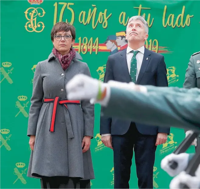  ??  ?? María Gámez, junto a Fernando GrandeMarl­aska, durante su toma de posesión como directora de la Guardia Civil en enero