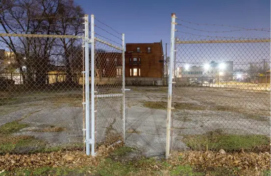  ?? TYLER LARIVIERE/SUN-TIMES ?? A city-owned lot in the 400 block of East 47th Street in Bronzevill­e, which city officials want to transform into a mixeduse building site with housing and commercial use.