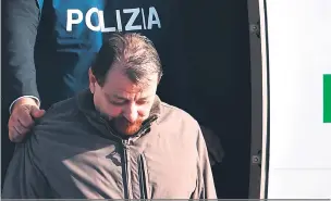  ?? Alberto Pizzoli/AFP ?? Fugitivo há quase 40 anos, o italiano demonstrou serenidade durante o voo que o levou de volta a Roma; premiê agradeceu a Bolsonaro