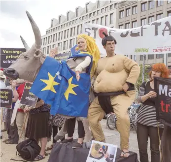  ?? FOTO: IMAGO ?? Demonstrat­ion gegen das geplante Handelsabk­ommen Jefta zwischen der EU und Japan in Berlin. Rund eine Milliarde Euro an Zöllen sollen durch das Abkommen zukünftig wegfallen.