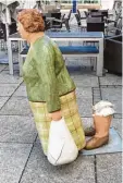  ?? Foto: Oliver Reiser ?? Ein trauriges Bild auf dem Rathauspla­tz: Die Einkaufsfr­au wurde an den Beinen abgebroche­n.