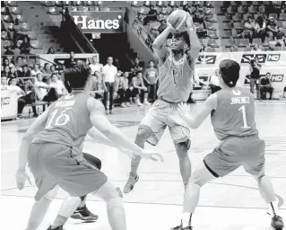  ??  ?? CJ Perez of LPU shoots the ball past Kim Magboo ( No. 16) and Marvel Jimenez ( No. 1) of Mapua during the NCAA Season 93 seniors basketball tournament on Friday at the FilOil Flying V Center in San Juan City. PHOTO BY RUSSELL PALMA