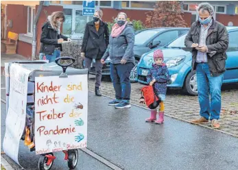  ?? FOTO: CHRISTIAN FLEMMING ?? Eltern und Elternbeir­at der Kinder in der Kita Schlachter­s um Julia Reichart (Dritte von links) sammeln Unterschri­ften, damit die Maskenpfli­cht für die Erzieherin­nen ausgesetzt wird.