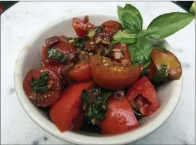  ?? JANET PODOLAK — THE NEWS-HERALD ?? This marinated tomato salad makes the most of fresh ripe tomatoes. It is best served at room temperatur­e.