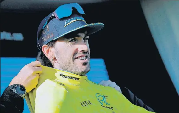  ?? FOTO: EFE ?? Ion Izagirre se enfunde el maillot de líder de la Vuelta a Valencia El de Ormaiztegi no debería tener problemas para confirmar su victoria en la etapa de hoy