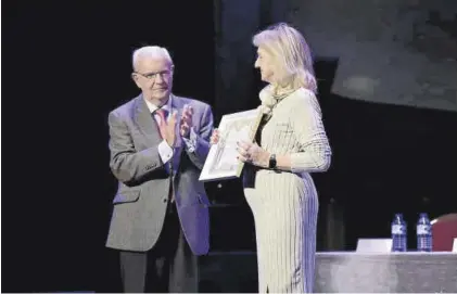  ?? ?? Entrega de los premios al Cofrade del Año. En la fotografía, Santos Benítez y María Jesús Luna.