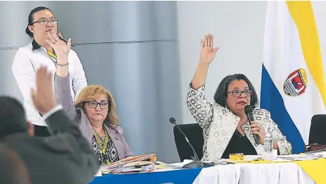  ?? FOTOS: ALEX PÉREZ ?? La rectora de la UNAH, Julieta Castellano­s, juramentó ayer a tres nuevos miembros que integrarán el Consejo Universita­rio.