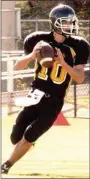  ?? MARK HUMPHREY ENTERPRISE-LEADER ?? Prairie Grove junior high quarterbac­k John David Elder completed a pair of crucial fourth down passes in a final drive to beat Pea Ridge, 20-16, on Oct. 16.