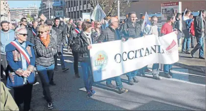  ??  ?? Le cortège avec de nombreux élus.