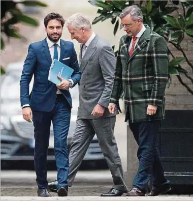  ?? Photo: AFP ?? La durée inhabituel­le de la réunion hier laisse penser que les formateurs Georges-louis Bouchez (à g.) et Joachim Coens ont présenté des avancées tangibles au souverain.