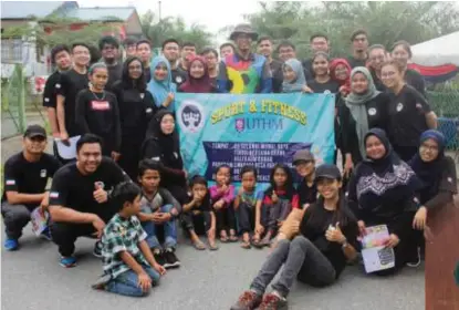  ??  ?? Peserta terbabit bergambar kenangan bersama-sama anak Orang Asli Suku Kaum Kanaq.