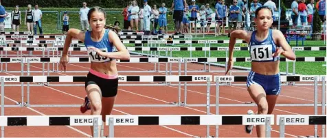  ?? Foto: Wiegmann ?? Sabrina Mayer von der DJK Friedberg (links) stürmte bei den bayerische­n Blockmeist­erschaften im Block Lauf zu Bronze.