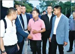  ?? TOURISM POLICE THAILAND’S ?? Tourism Police Major General Surachate Hakparn (right) receives Cambodian Ratanak Heng (centre) in Phnom Penh on Thursday.