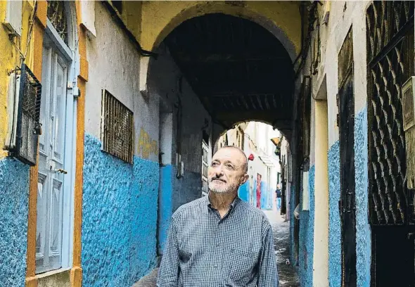  ?? JEOSM ?? Arturo Pérez-Reverte fotografia­do en la medina de Tánger