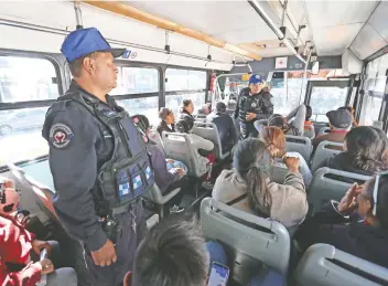  ??  ?? Tras implementa­r Transporte Seguro, se colocarán cámaras de videovigil­ancia en las unidades de transporte público.