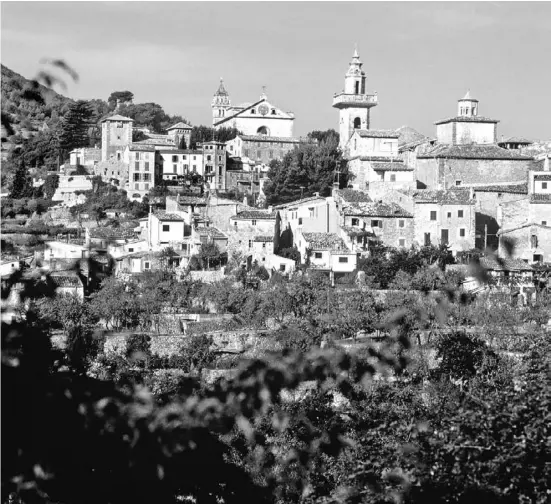  ?? Foto: Spanisches Fremdenver­kehrsamt, dpa ?? Das Bergdorf Valldemoss­a auf Mallorca.