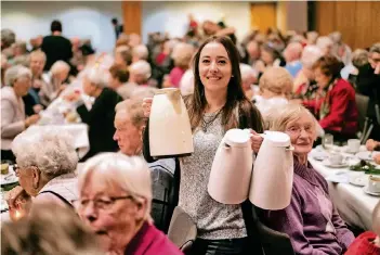  ?? RP-FOTO: RALPH MATZERATH ?? Bei der DRK-Weihnachts­feier in der Stadthalle hatte Katharina Herzog alle Hände voll zu tun.