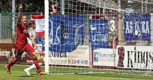  ?? Foto: Jens Paul Taubert ?? Der Meuselwitz­er Henrik Ernst feiert hier den Treffer zum :. Hertha-Keeper Dennis Smarsch hat das Nachsehen