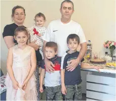  ?? ?? Die Familie Agamurzaev­a mit Mutter Luiza, der neunjährig­en Mata, ihren Geschwiste­rn Mohammad, Magamed und Medina sowie dem Vater.