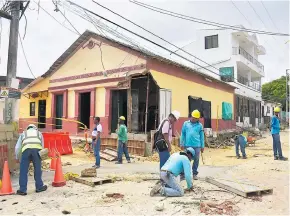  ?? GIOVANNY ESCUDERO Y CéSAR BOLíVAR ?? La lluvia arrasó con la pared de una vivienda ubicada en la calle 48 con carrera 53.