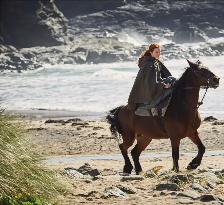  ??  ?? TILL HÄST. Eleanor Tomlinson spelar Demelza i det brittiska kostymdram­at ”Poldark”.