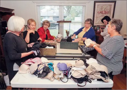  ?? Arkansas Democrat-Gazette/JOHN SYKES JR. ?? Martha Hiett (from left), Ruthie Hiett, Carole Canino, Donna Norvell Smith, Mary Segraves and Debbra Christenso­n sort donated bras at Smith’s Little Rock home.