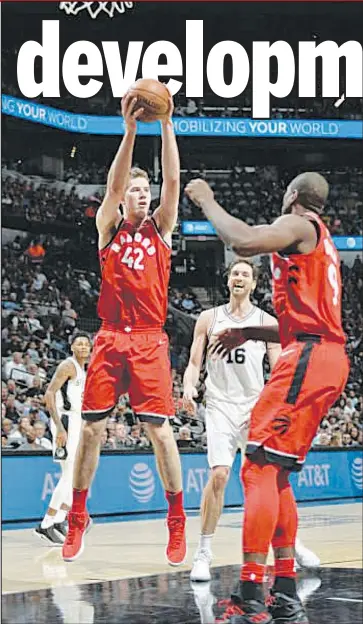  ?? GETTY IMAGES ?? Raptors centre Jakob Poeltl (left) was one of the bright spots in San Antonio on Monday night.