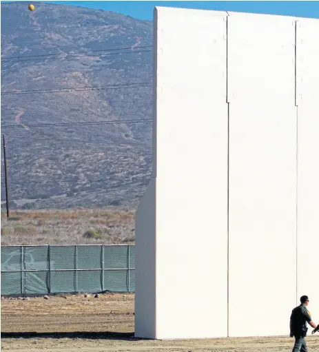  ??  ?? Un prototipo del muro encargado por Trump ya se encuentra en la frontera con México
