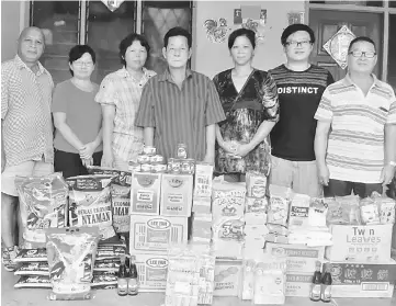  ??  ?? Lim (centre) and family members in a group photo with Mark (left), Annie (third left) and Judy (third right)