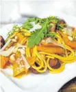  ?? FOTO: DOREEN HASSEK/DPA ?? Orange leuchtende Kürbisstre­ifen verpassen der Pasta nicht nur Farbe, sondern auch Geschmack.