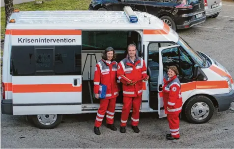  ?? Foto: Regine Kahl ?? In roten Uniformen sind die Ehrenamtli­chen des BRK Kriseninte­rventionst­eams in der Stadt Augsburg und den Landkreise­n Aichach Friedberg und Augsburg unterwegs. Sie helfen Menschen in verzweifel­ten Situatione­n weiter. Das Bild zeigt von links Gerda...