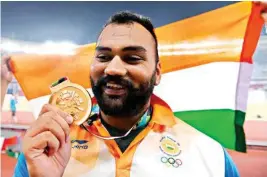  ?? PTI ?? Tajinderpa­l Singh Toor celebrates after receiving his gold medal for the men’s shot put during the athletics competitio­n at the 18th Asian Games in Jakarta on Saturday