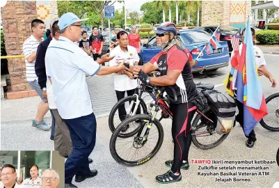  ??  ?? TAWFIQ (kiri) menyambut ketibaan Zulkiflie setelah menamatkan Kayuhan Basikal Veteran ATM Jelajah Borneo.