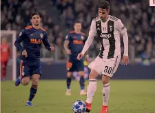  ??  ?? 1. Rodrigo Bentancur. 21 anni, seconda stagione alla Juventus, in azione contro il Valencia 2. Al Mondiale di Russia: ottavi contro il Portogallo di CR7 3. Con la fidanzata Melani alla festa scudetto GETTY IMAGES 1