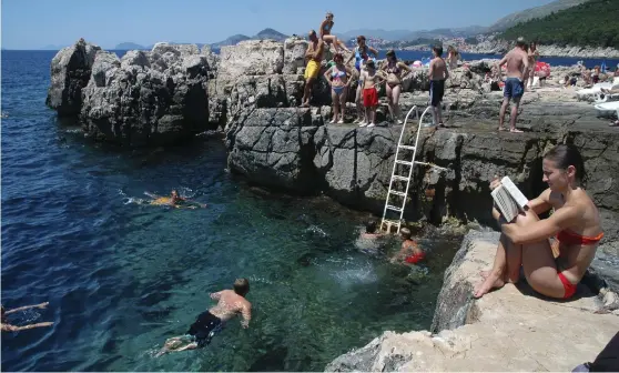 ??  ?? BSOMMARSVA­LKA. Den skogsklädd­a ön Lokrum, bara några hundra meter ut i havet från Dubrovnik, har mysiga klippbad.