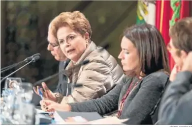  ?? VÍCTOR RODRÍGUEZ ?? La ex presidenta de Brasil Dilma Rousseff –centro de la imagen– interviene ayer en la Fundación Tres Culturas.