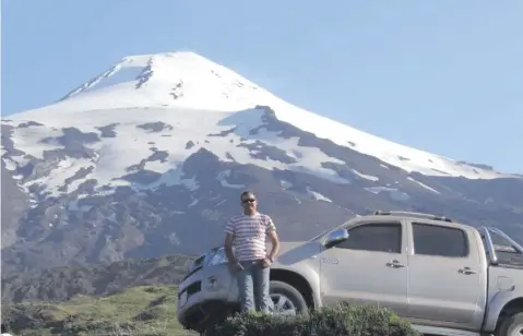  ??  ?? Óscar Santiago Ledesma ostenta en sus redes sociales sus espectacul­ares vacaciones. Esta imagen correspond­e a un viaje que realizó a Chile en su camioneta. Parte de la manifestac­ión de bienes en la que pueden verse los ingresos y algunos de los inmuebles declarados por el funcionari­o municipal.