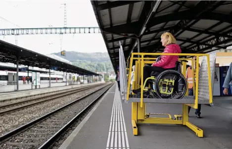  ?? (ZURICH, 28 AOÛT 2014/GAETAN BALLY/KEYSTONE) ?? Les personnes en situation de handicap sont nombreuses à trouver insuffisan­ts les efforts consentis dans le domaine de la mobilité.