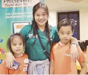  ??  ?? Happy heart: “Parent For A Day” volunteer Natallie Beduya (PSC public relations franchise specialist), together with her Gulong Ng Karunungan kids.