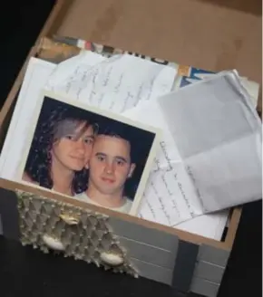  ??  ?? De vele foto’s van Kevin en Shana zijn nog altijd prominent aanwezig. Als babysit waren ze kind aan huis bij Erika Claeskens en haar gezin.