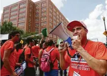  ?? Houston Chronicle ?? Líderes comunitari­os y estudiante­s universita­rios participan de una marcha que convocaron en defensa de los derechos de los inmigrante­s, el pasado 11 de junio en el centro de Houston.