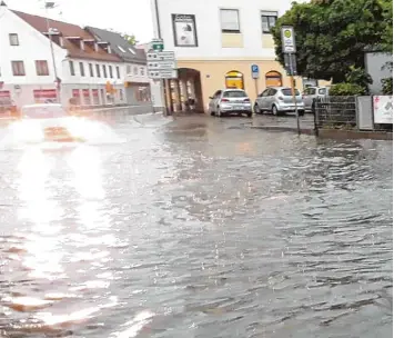  ?? Foto: Franziska Kober ?? Vielerorts in Neuburg – unter anderem auch in der Münchener Straße (Bild) – stand das Wasser kurzzeitig mehrere Zentimeter hoch.